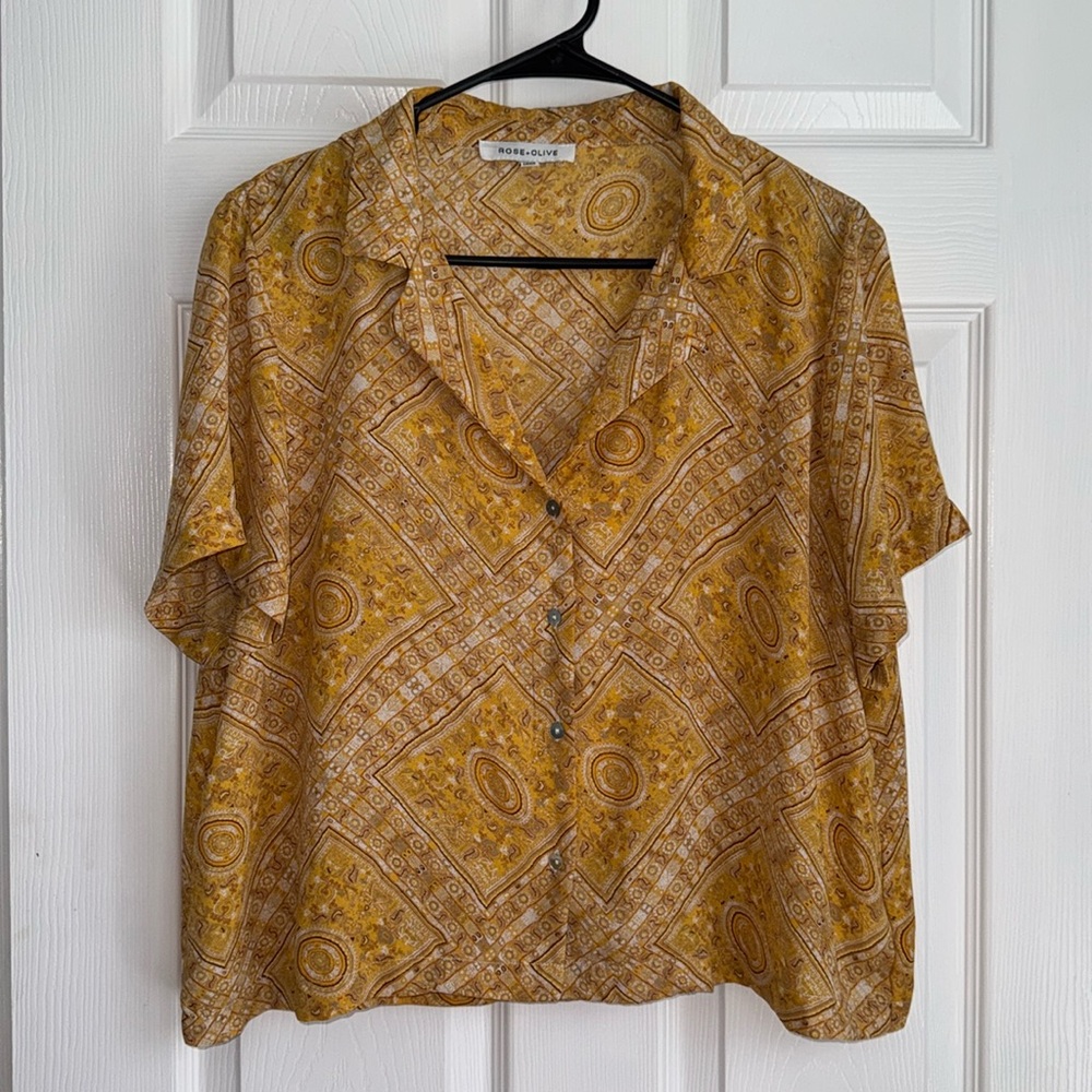 2/$10🌟Rose + Olive yellow paisley short sleeve button down